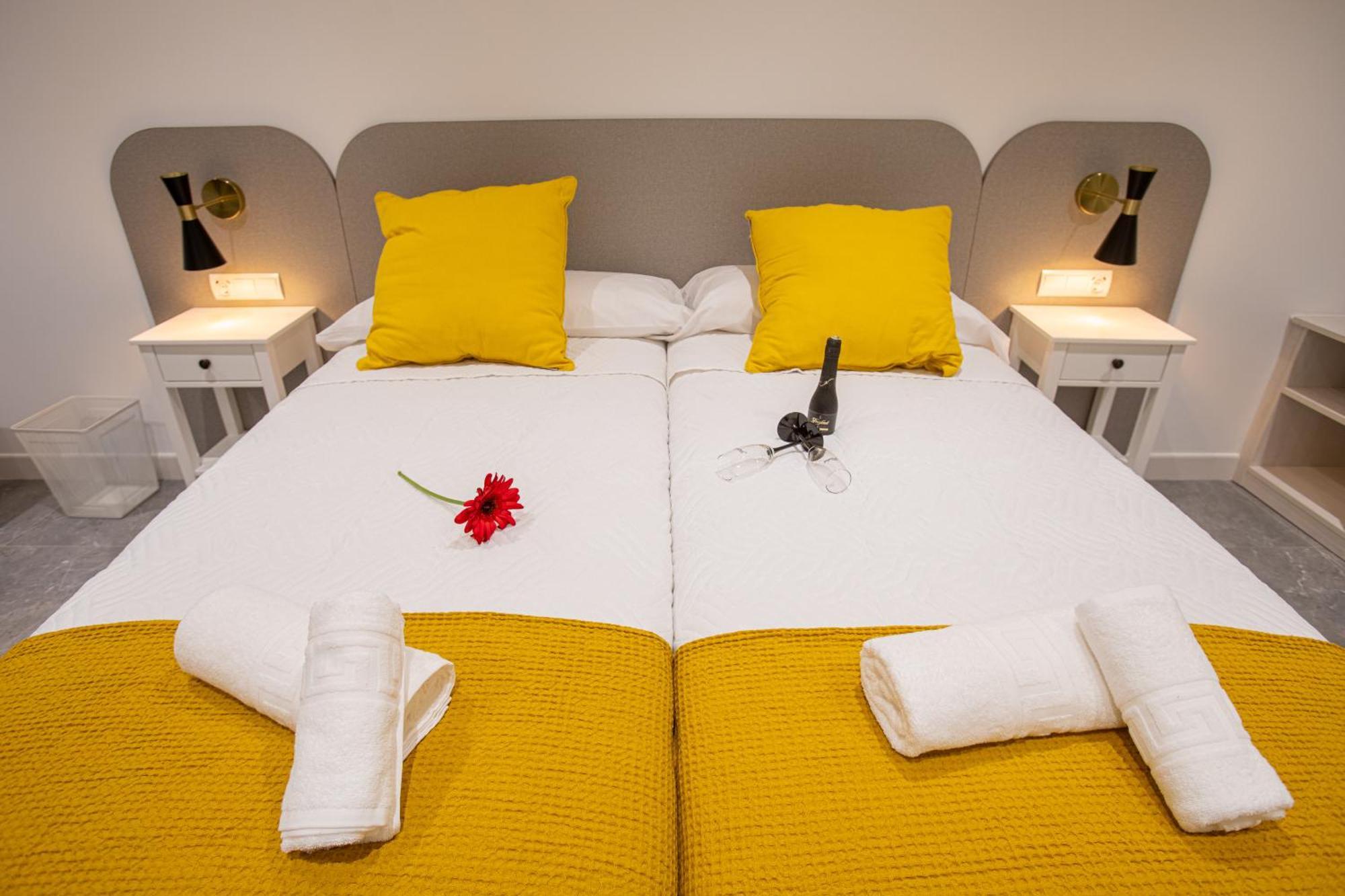 Boutique Rooms Playa Burriana Nerja Esterno foto